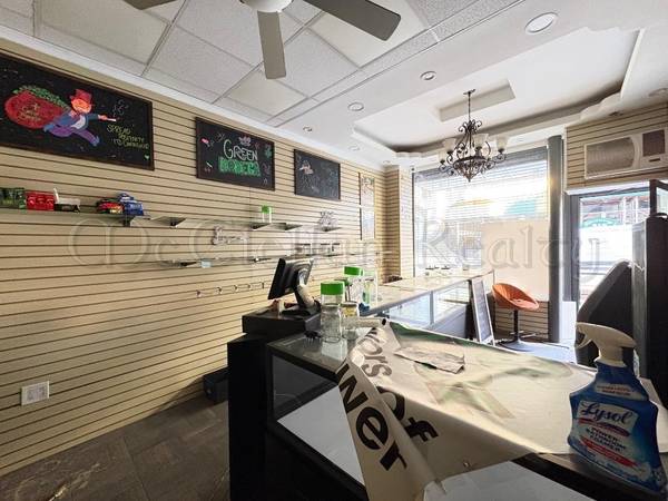 $6,500 / 270ft2 - Ground Floor Retail, Train Station Entrance in Front (West Village)63854289903619121