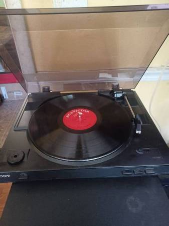 SONY FULLY AUTOMATIC TURNTABLE WITH BUILT-IN PHONO PREAMP 1