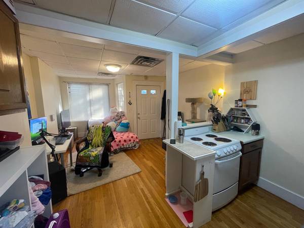 $1,950 Estudio amplio en la línea verde ** Lavandería ** Patio (Somerville \ Spring Hill \ Davis Sq.)63797254308099120