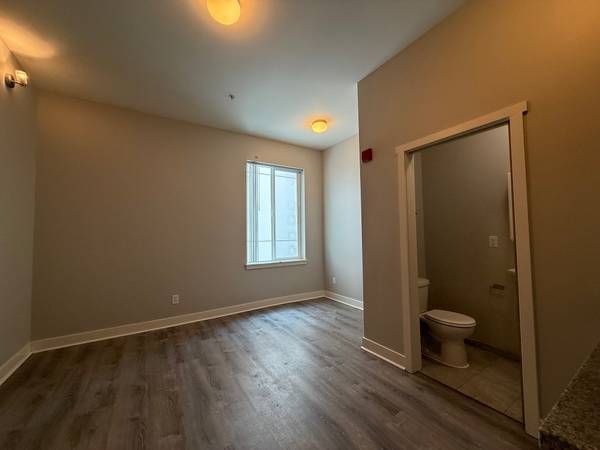 $995 ♥Stylin'&Profilin' Studio - 6 Weeks Free♥ (Near UW Campus)63862287126147124