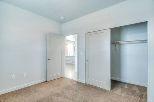 $2,100 / 2br - 1295ft2 - Encimeras de cuarzo, sala de juegos, bañera de hidromasaje, conserjería de paquetes las 24/7 (Redmond, Oregon)63839293711489124