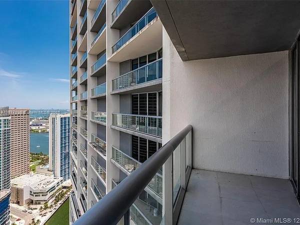 $2,395 / 1br - 550ft2 - MOVE IN ASAP! Large luxury studio with waterview (Brickell)64049282181633121