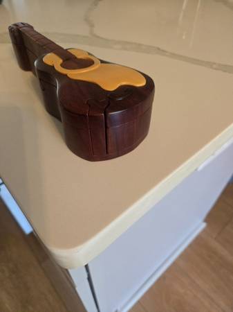 Caja de rompecabezas secreta en forma de guitarra de madera - $20 (Noreste de Pensacola)62973883573379122