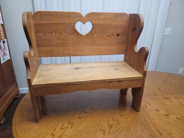 Little kid country heart bench 1
