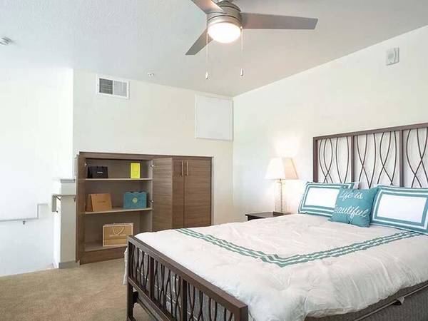 $2,885 / 2br - 1161ft2 - Minutes from Observatory Park & Washington Park, Wood Style Flooring (University Park)64143967892481123