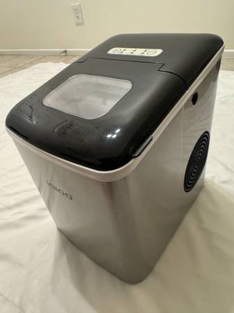 IGLOO® Automatic Self-Cleaning Portable Countertop Ice Maker Machine 1