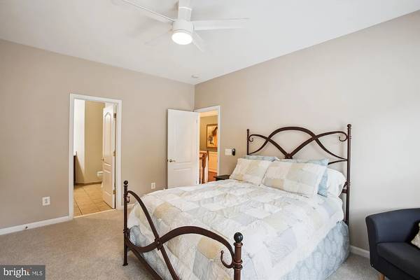 $1,000 / 4br - 160ft2 - Large bedroom with private bathroom (Springfield,VA)63250806029313124