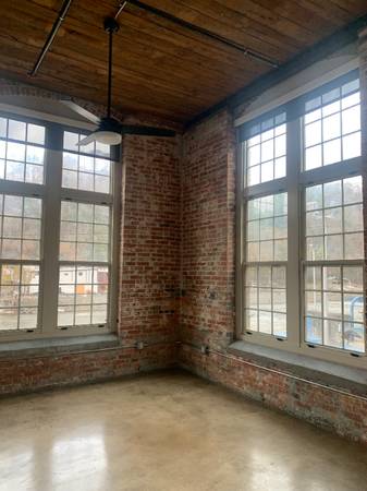 $2150.00 / 2br - 1281ft2 - Bright Corner Apartment at Capitola Mill – High Ceilings & Historic Ch64029210708483122