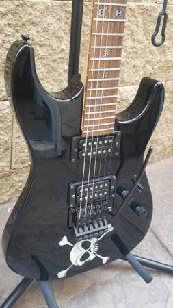 Squier Showmaster Skull & Cross Bones Guitar 1