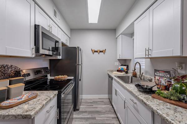 $1,090 / 1br - 520ft2 - Outdoor Cooking Areas, Private Patios and Balconies, A Must See (2122 West Butler Drive)64024998215682124