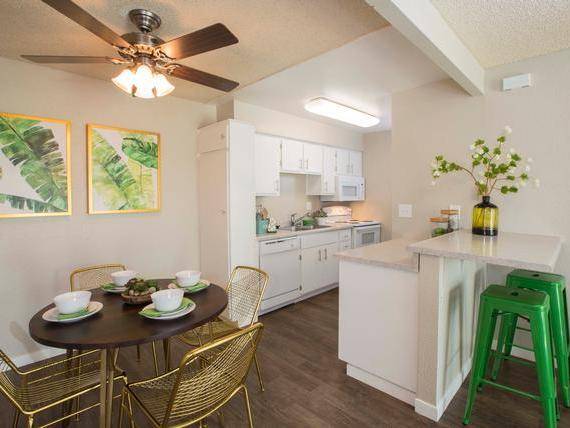 $2,290 / 2br - 788ft2 - Dos spas, Casas club para residentes, Sala de estar aireada con techos altos63663819313667121