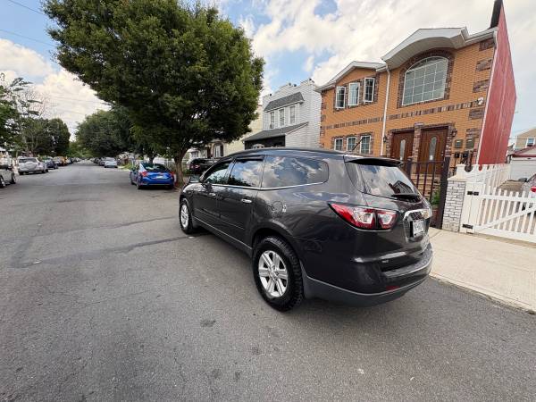 2015 chevrolet traverse lt runs excellent looksgood 126k. must sell - $3,250 (queen)63614395230209120