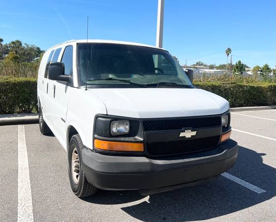 2005 Chevrolet Express 2500 Cargo Van 1